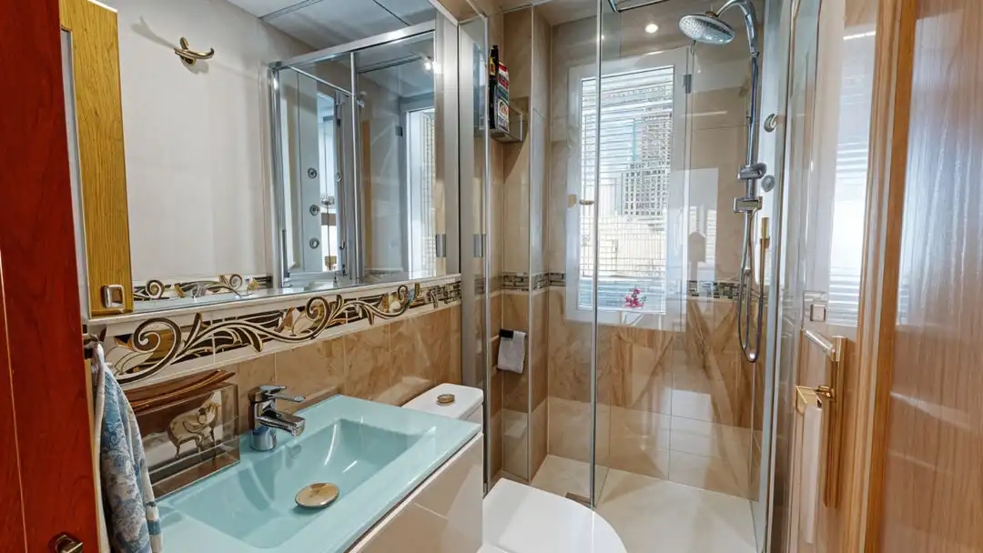 Badezimmer von Wohnung zum Verkauf in Madrid mit Klimaanlage, Heizung und Terrasse