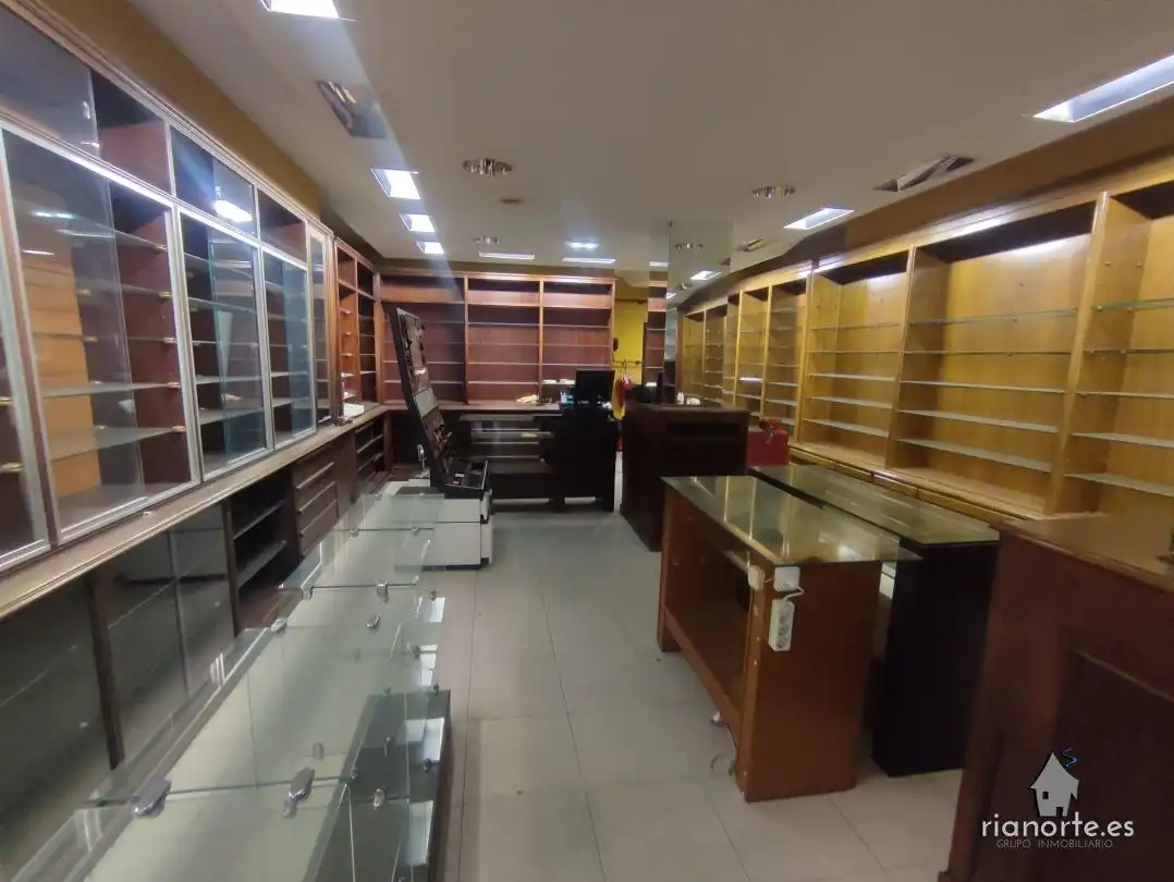 Local comercial en venta en Calle Dorado