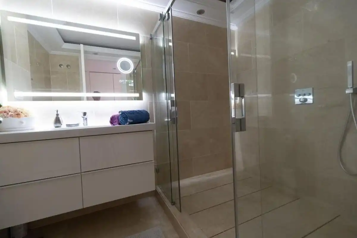 Badezimmer von Wohnungen zur Miete in Manilva mit Klimaanlage, Heizung und Terrasse