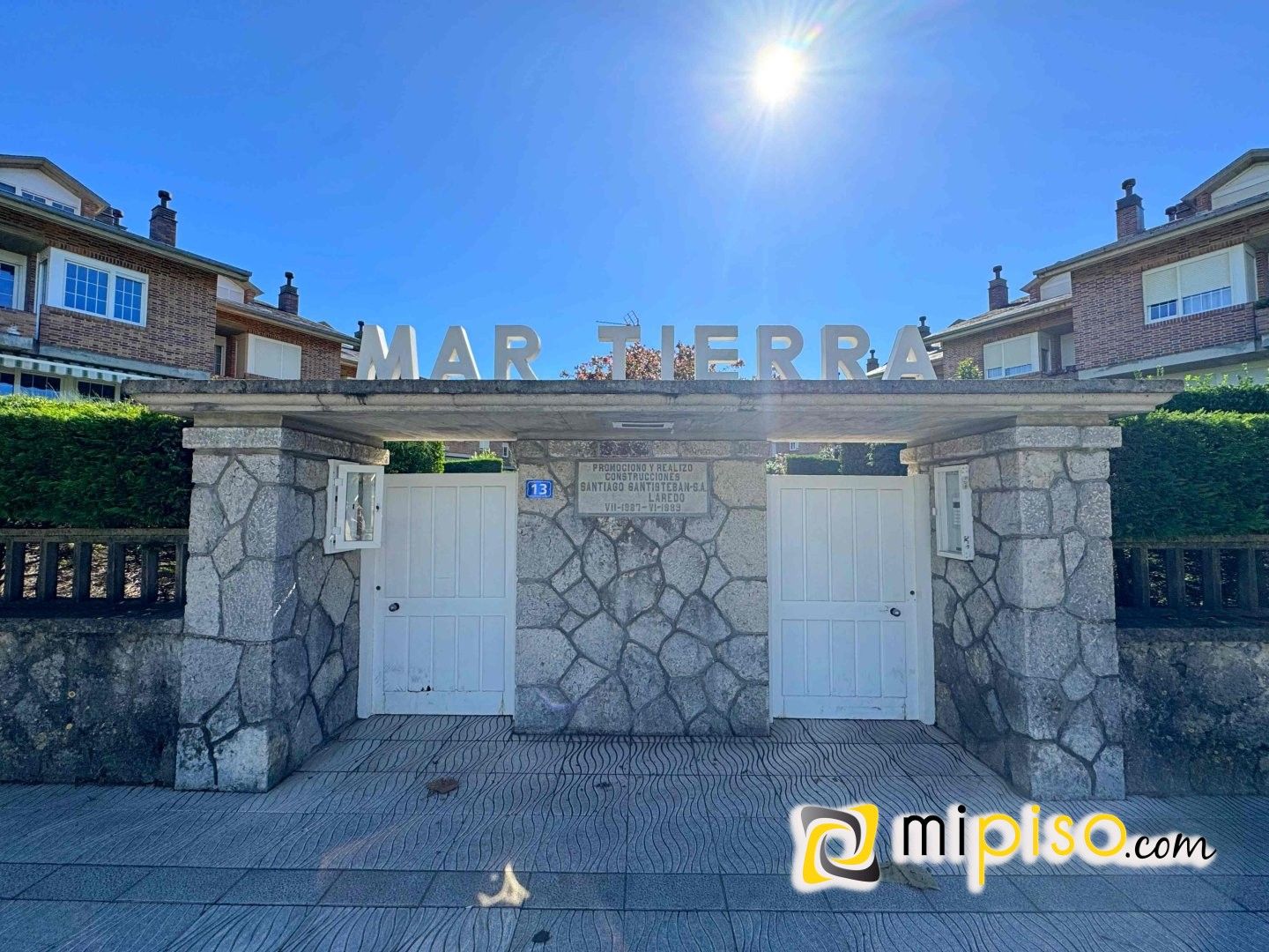 Vista exterior de Casa adosada en venda en Laredo amb Calefacció, Terrassa i Moblat