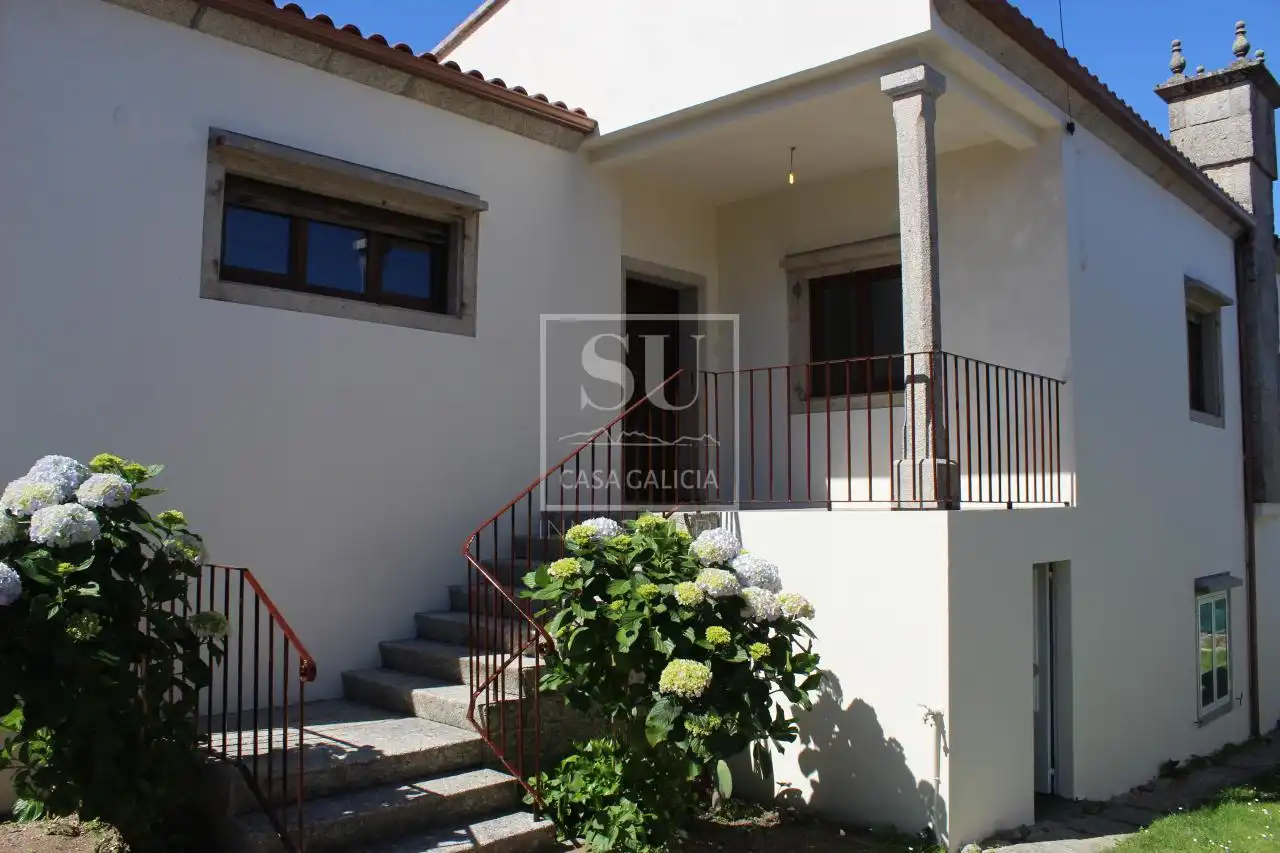 Vista exterior de Casa o xalet en venda en Nigrán amb Calefacció, Jardí privat i Terrassa