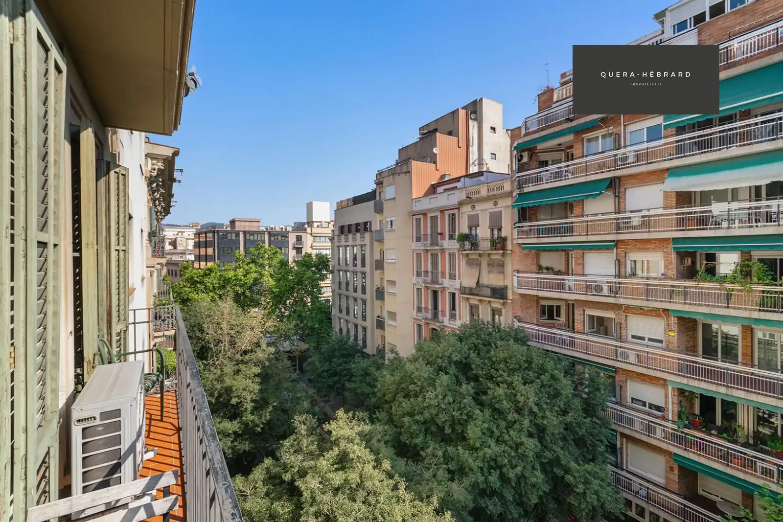 Vista exterior de Pis en venda en Barcelona amb Aire condicionat, Calefacció i Terrassa