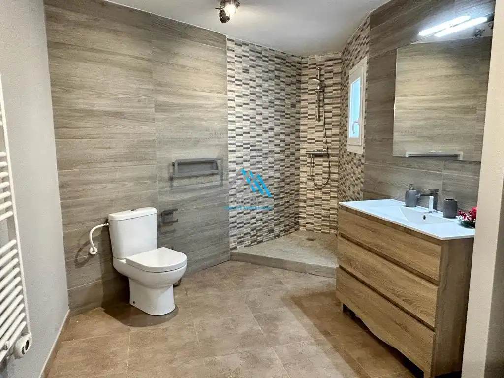 Badezimmer von Wohnung zum Verkauf in Santa Cristina d'Aro mit Heizung und Terrasse