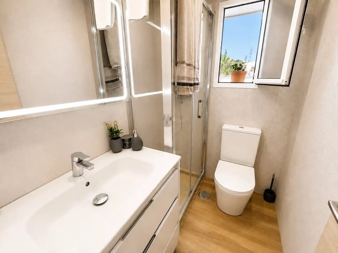 Baño de Apartamento en venta en Marbella con Aire acondicionado, Amueblado y Horno