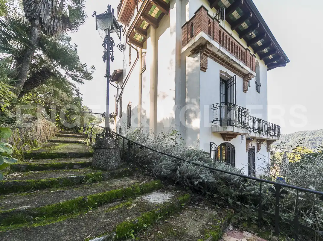 Außenansicht von Haus oder Chalet zum Verkauf in Barcelona mit Heizung, Terrasse und Abstellraum