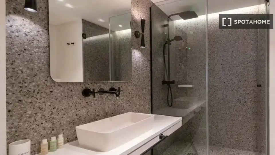 Bathroom of Flat for rent in Madrid  with Air Conditioner, Heating and Furnished