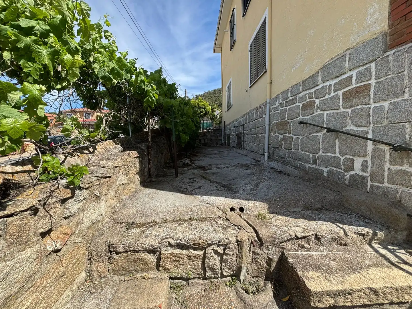 Vista exterior de Casa o xalet en venda en El Barraco  amb Calefacció, Jardí privat i Terrassa