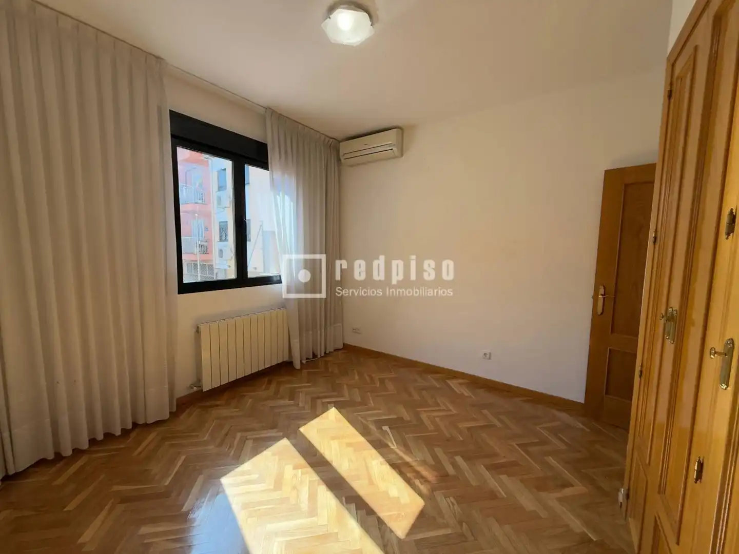 Bedroom of Flat for sale in Madrid  with Air Conditioner, Heating and Parquet flooring
