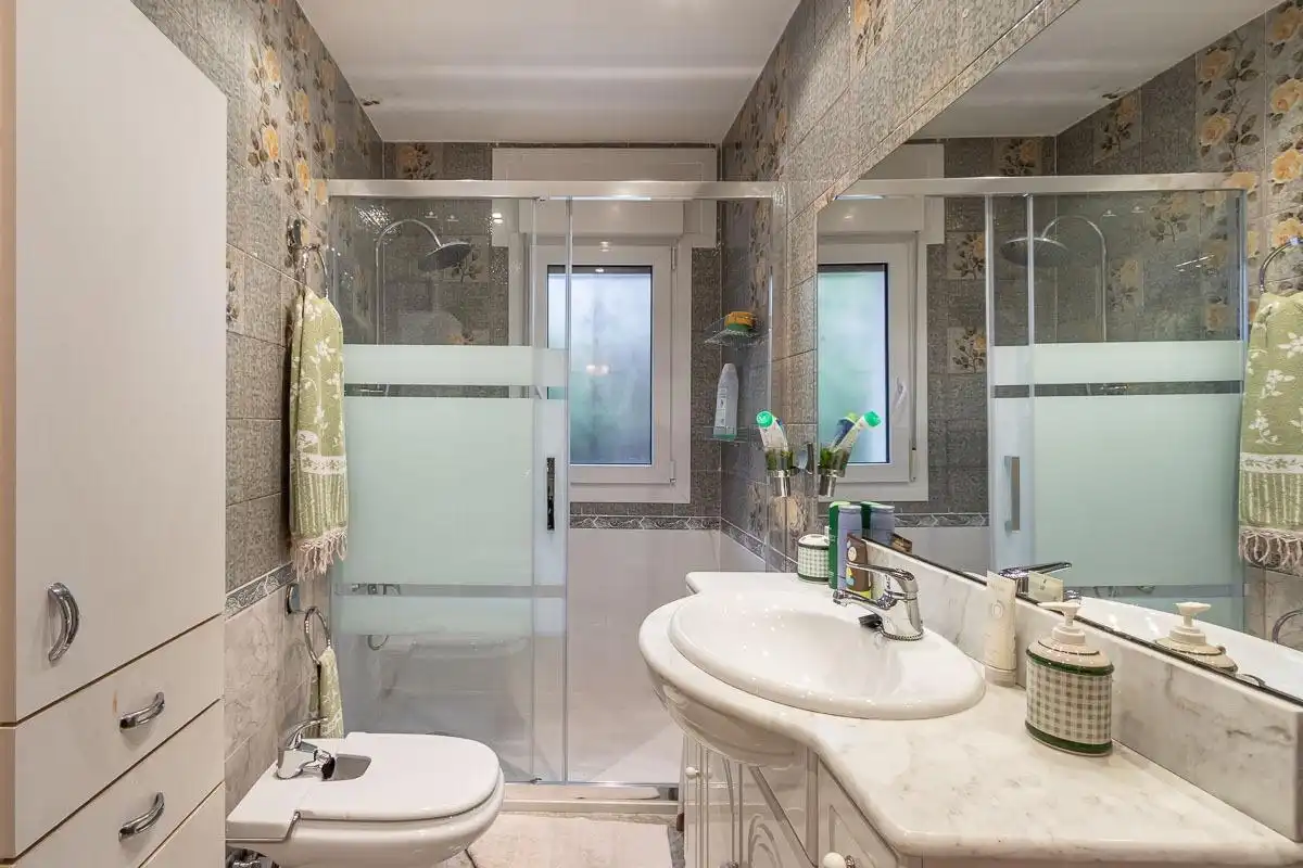 Badezimmer von Wohnung zur Miete in Jun mit Klimaanlage, Heizung und Privatgarten