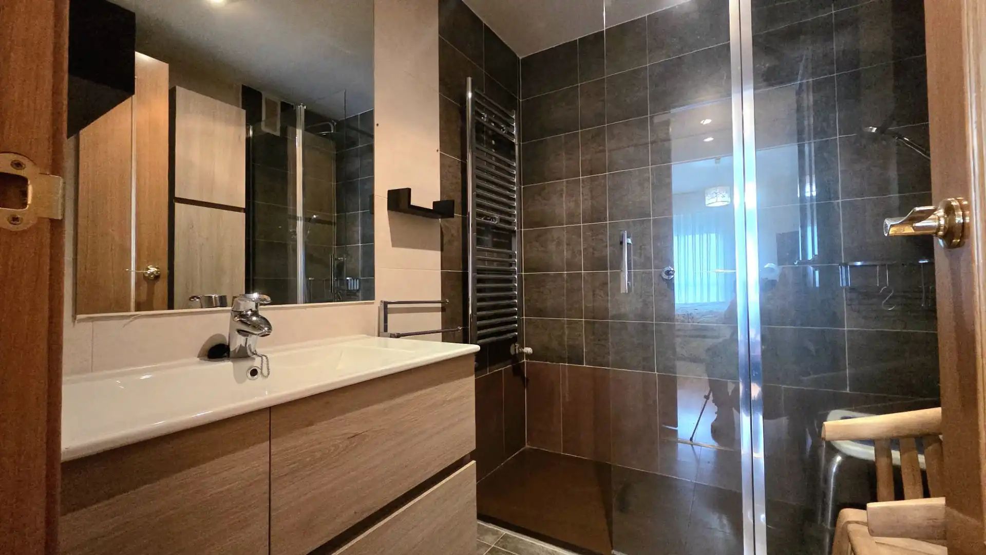 Badezimmer von Dachboden zum Verkauf in Fuenlabrada mit Klimaanlage, Heizung und Privatgarten