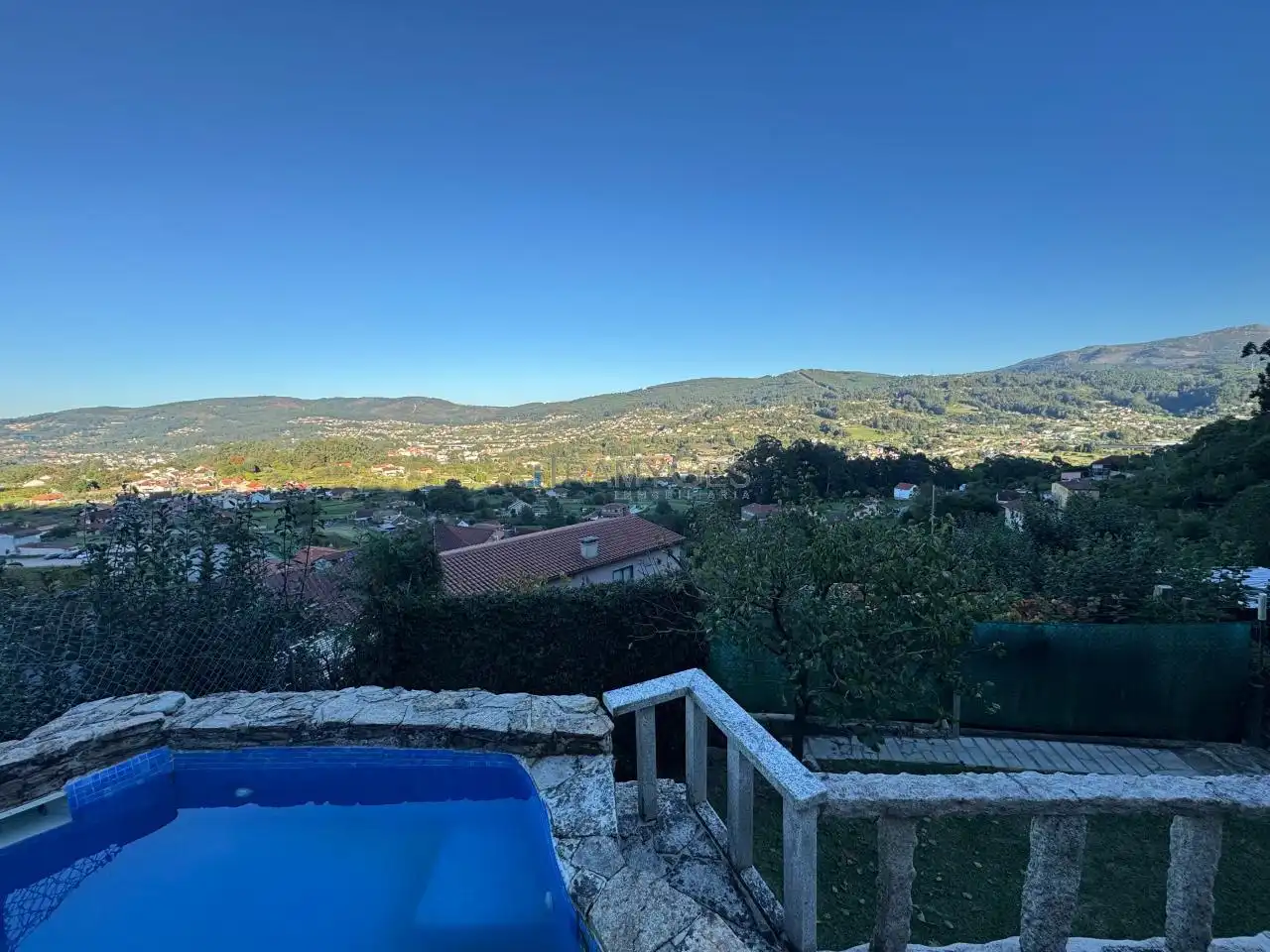 Vista exterior de Casa o xalet en venda en Redondela amb Calefacció, Jardí privat i Terrassa