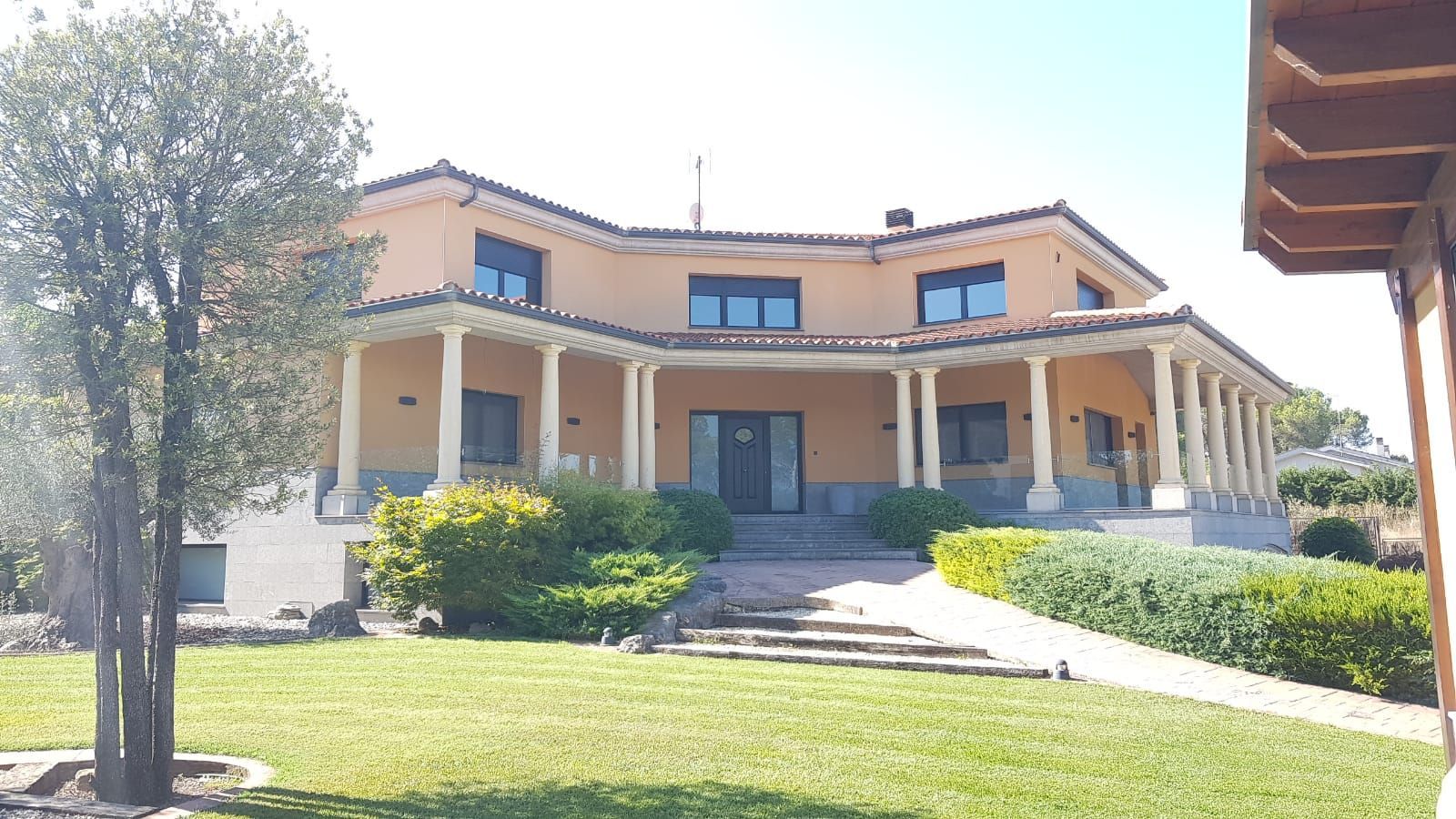 Vista exterior de Casa o xalet en venda en Castellnou de Bages amb Aire condicionat, Calefacció i Jardí privat