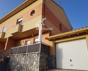 Vista exterior de Casa adosada en venda en Mondéjar amb Aire condicionat i Calefacció