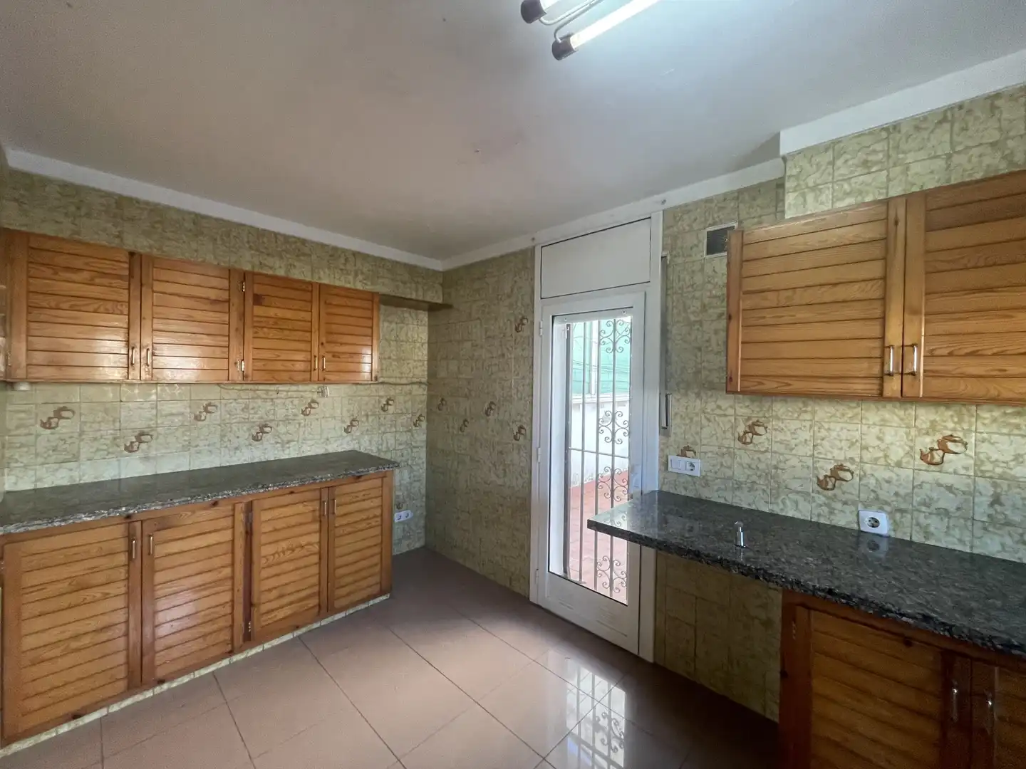 Cocina de Casa adosada en venta en Salt con Calefacción, Terraza y Trastero
