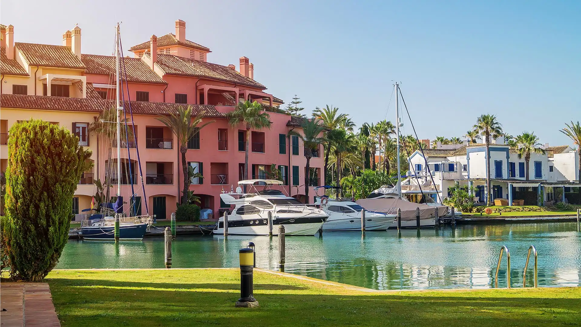 Vista exterior de Apartament en venda en Estepona amb Aire condicionat, Terrassa i Piscina