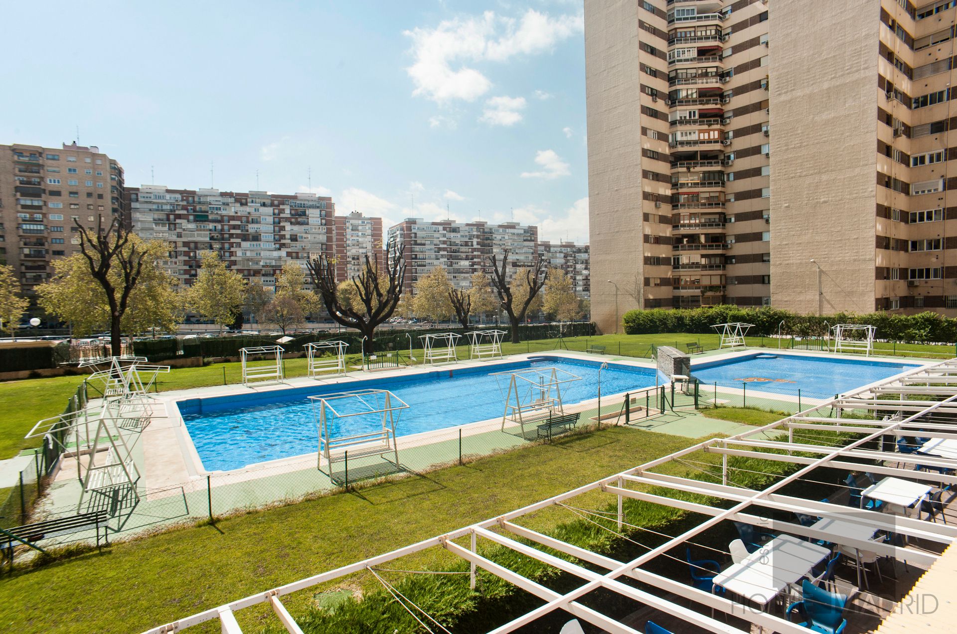 Swimming pool of Planta baja to rent in  Madrid Capital  with Air Conditioner, Heating and Community pool
