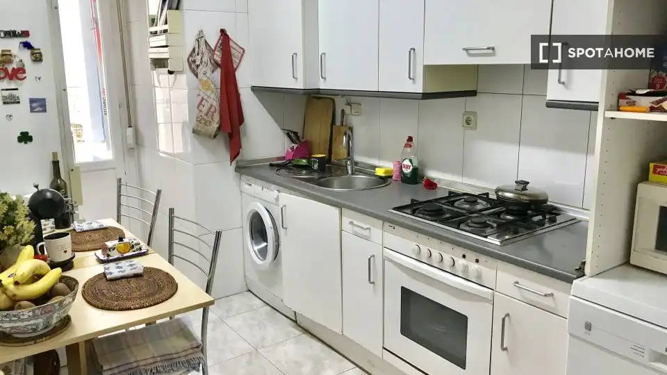 Küche von Wohnung zur untervermieten in  Pamplona / Iruña mit Klimaanlage, Heizung und Terrasse