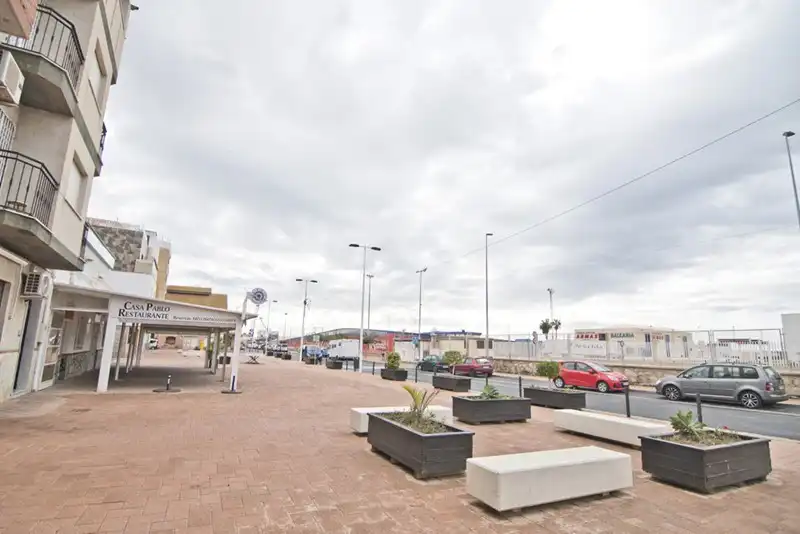 Vista exterior de Local en venda en Motril amb Aire condicionat
