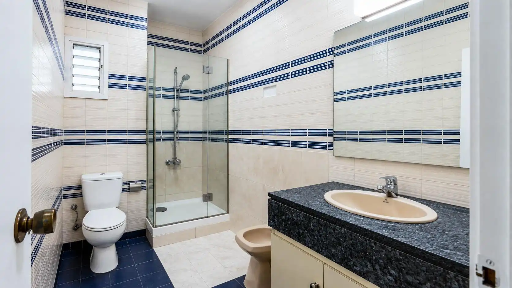 Bathroom of Flat for sale in Barcelona  with Heating, Parquet flooring and Storage room