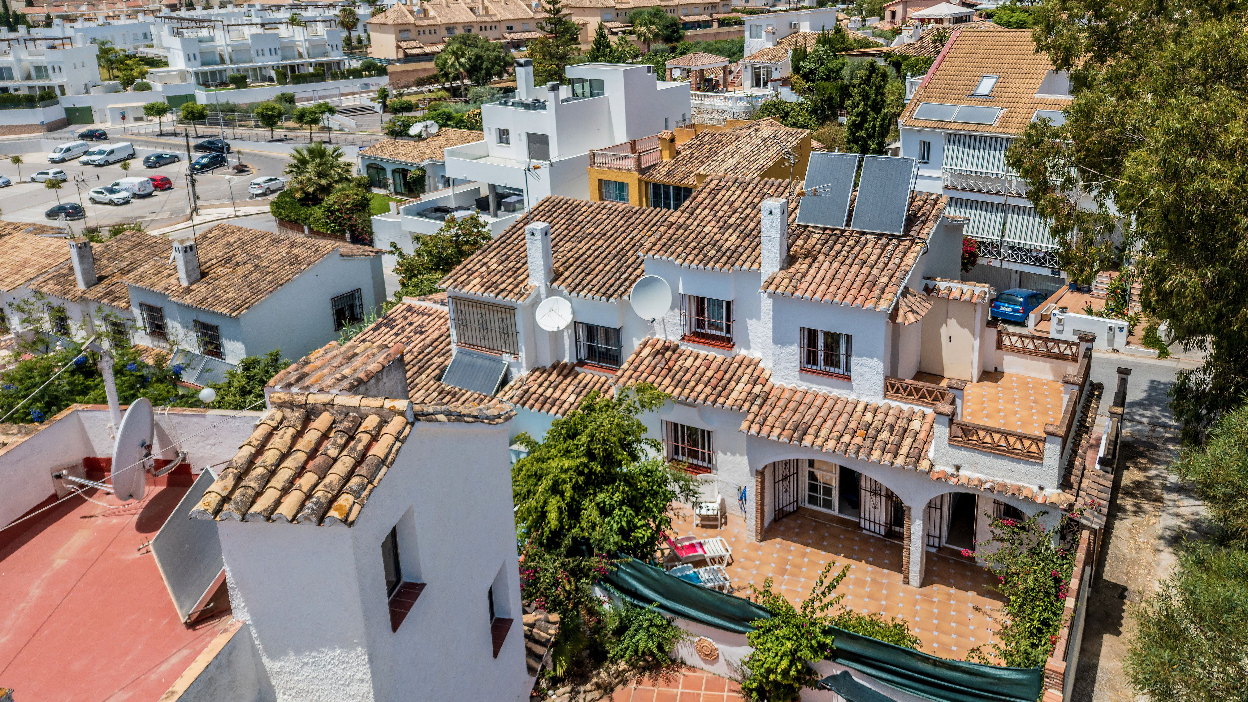 Vista exterior de Casa adosada en venda en Mijas amb Alarma i Piscina comunitària