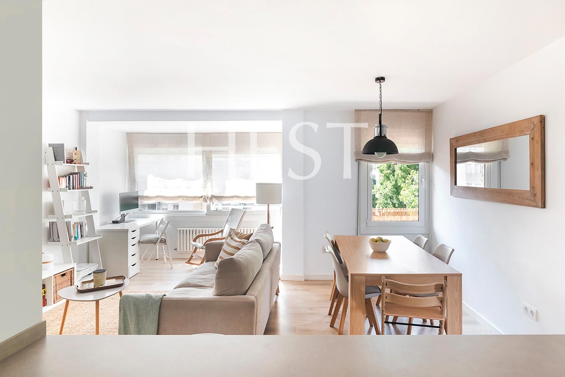 Living room of Flat for sale in  Barcelona Capital  with Heating, Parquet flooring and Balcony
