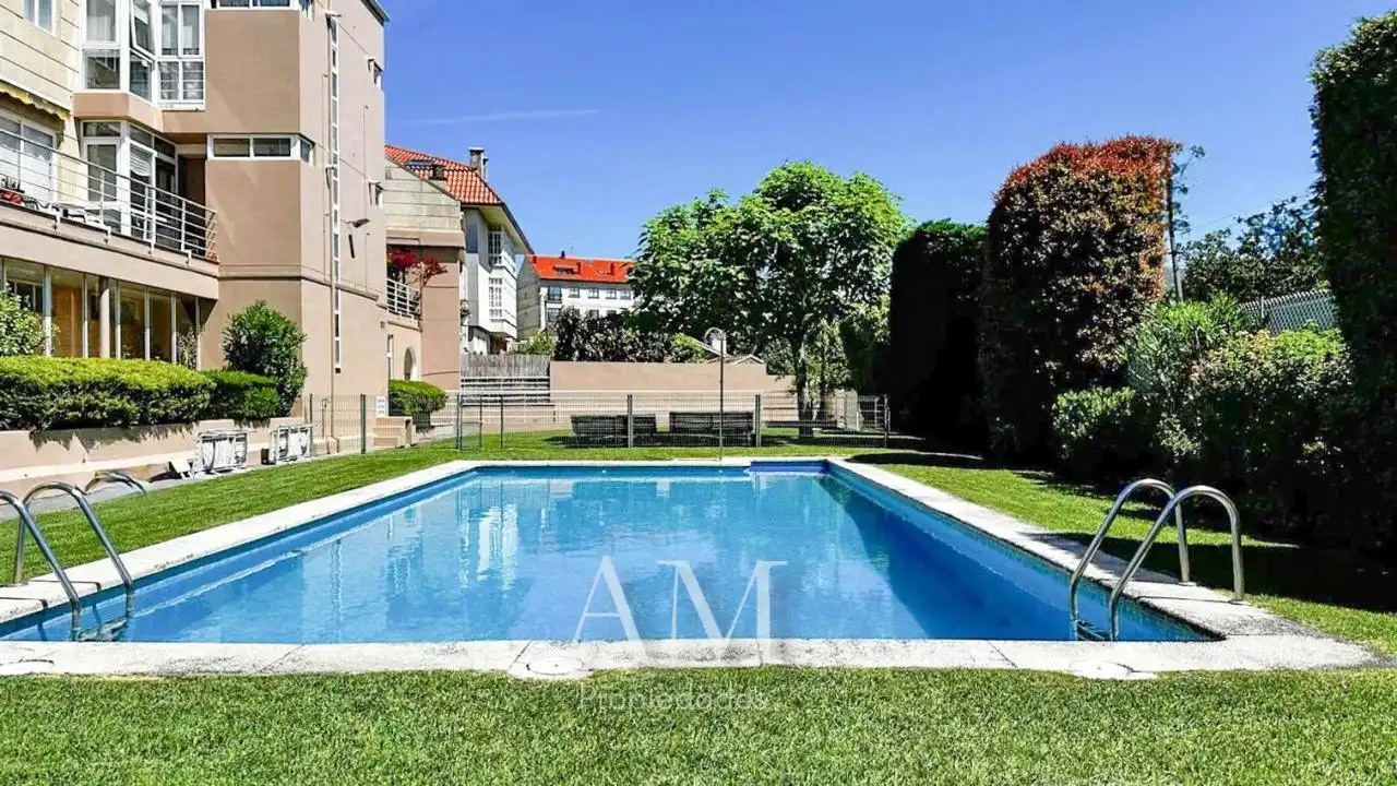 Piscina de Dúplex en venta en Nigrán con Calefacción, Terraza y Trastero