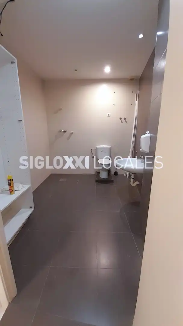 Baño de Local en venta en Barcelona con Aire acondicionado