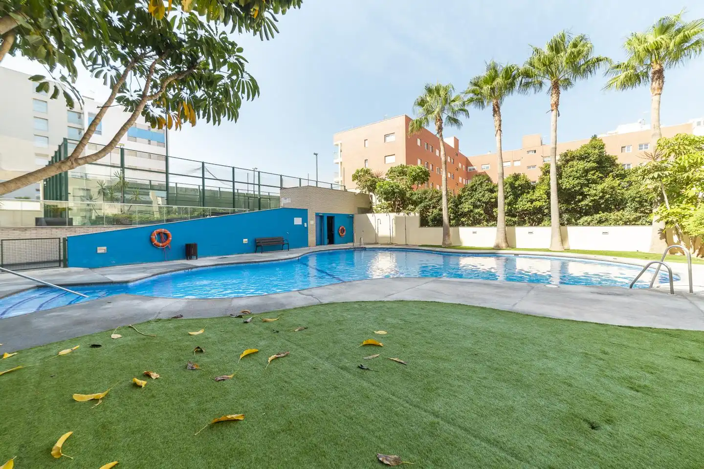 Schwimmbecken von Wohnung zum Verkauf in Almería mit Klimaanlage, Heizung und Terrasse