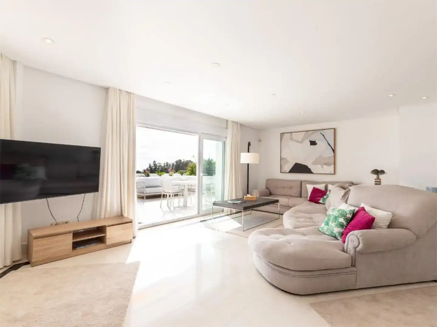 Living room of Flat for rent in Marbella  with Air Conditioner, Swimming Pool and Balcony