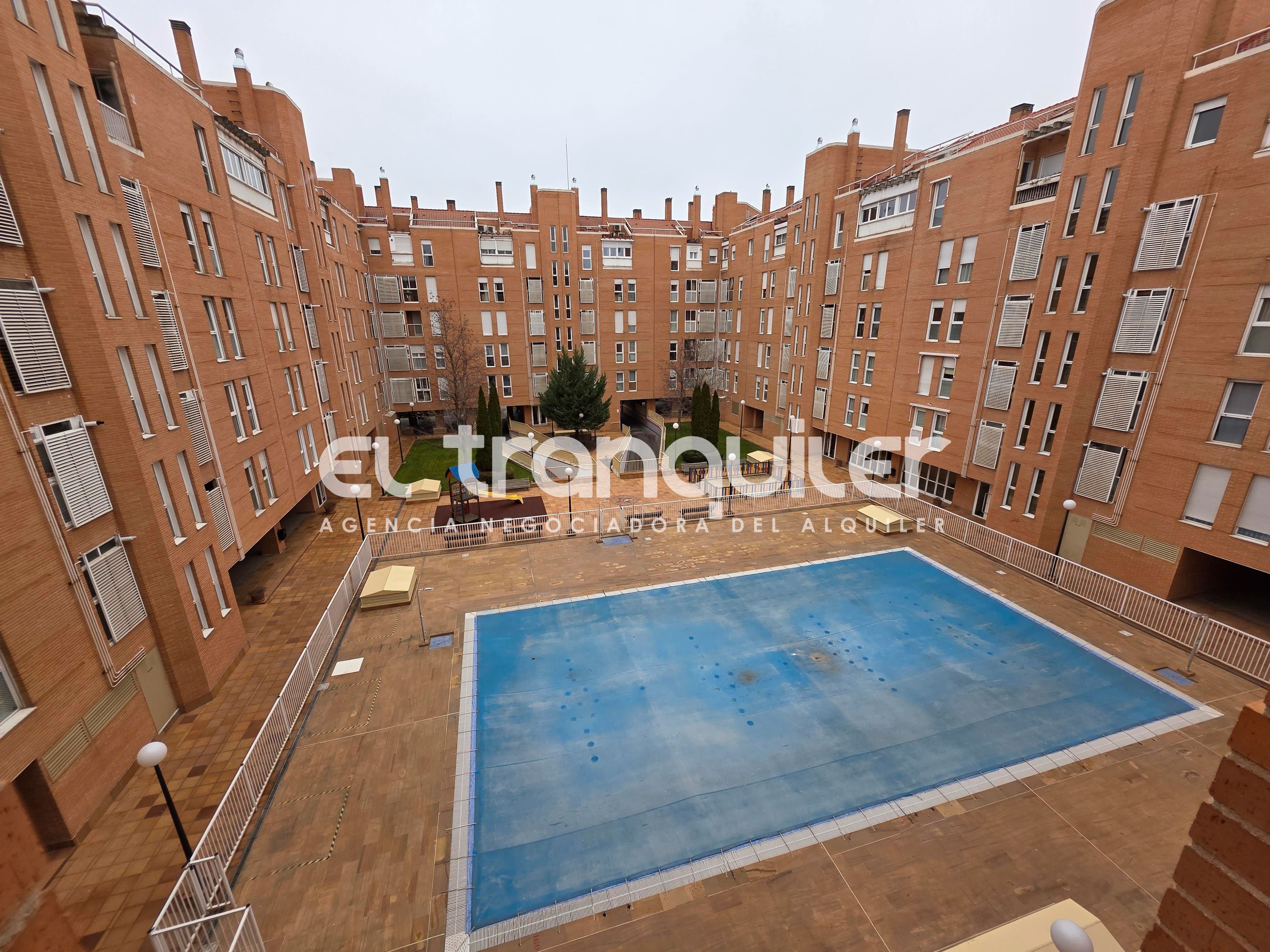 Vista exterior de Pis de lloguer en  Madrid Capital amb Aire condicionat, Parquet i Piscina