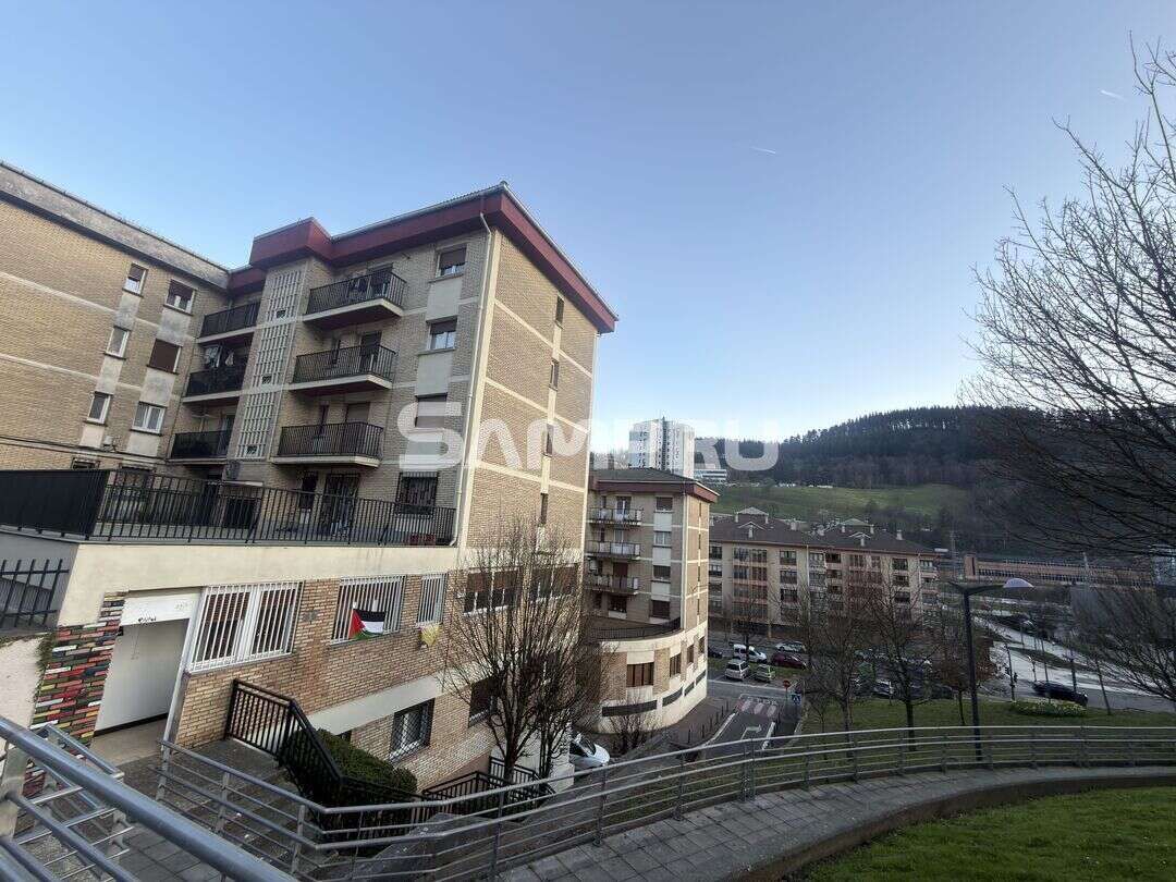 Vista exterior de Piso en venta en Arrasate / Mondragón con Jardín privado, Trastero y Balcón