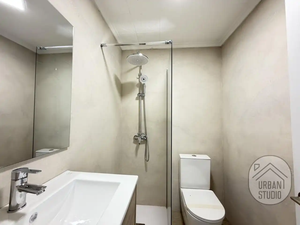 Bany de Casa o xalet en venda en Torrevieja amb Jardí privat, Parquet i Terrassa