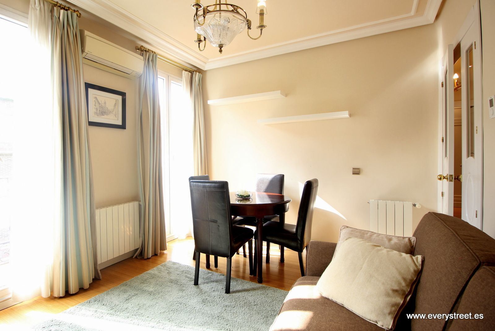 Dining room of Flat to rent in  Madrid Capital  with Air Conditioner, Heating and Parquet flooring