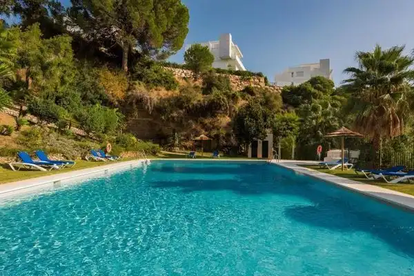 Piscina de Piso de alquiler en Benahavís con Aire acondicionado, Calefacción y Terraza