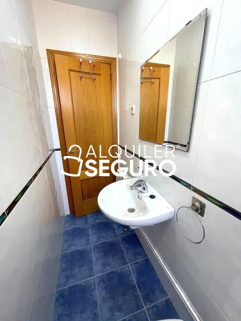 Bathroom of Flat for rent in Madrid  with Air Conditioner and Heating