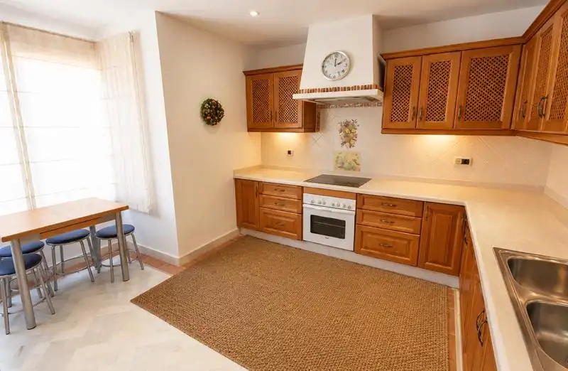 Küche von Wohnung zum Verkauf in Casares mit Klimaanlage, Heizung und Privatgarten