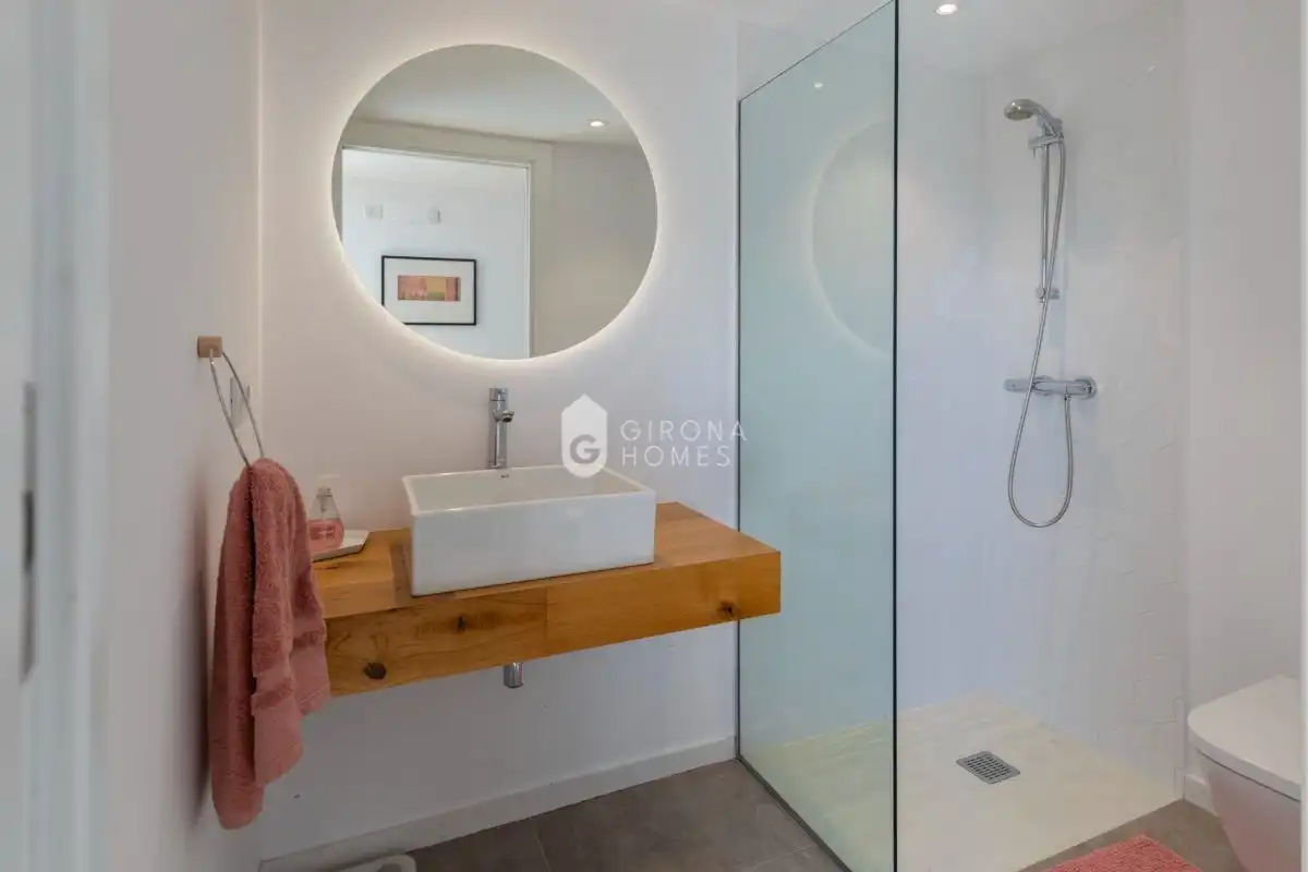Baño de Casa o chalet en venta en Sant Julià de Ramis con Aire acondicionado, Calefacción y Jardín privado