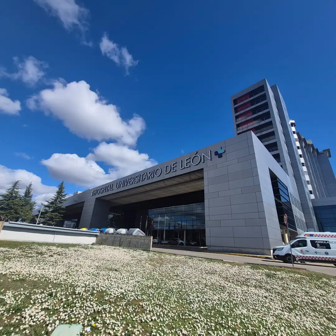Exterior view of Flat for share in León Capital   with Heating, Parquet flooring and Storage room