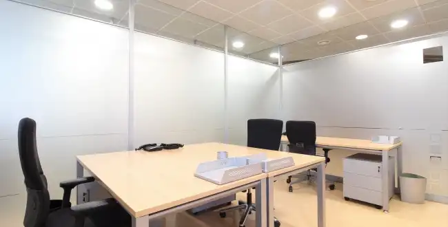 Büro zur Miete in Girona mit Klimaanlage, Heizung und Balkon