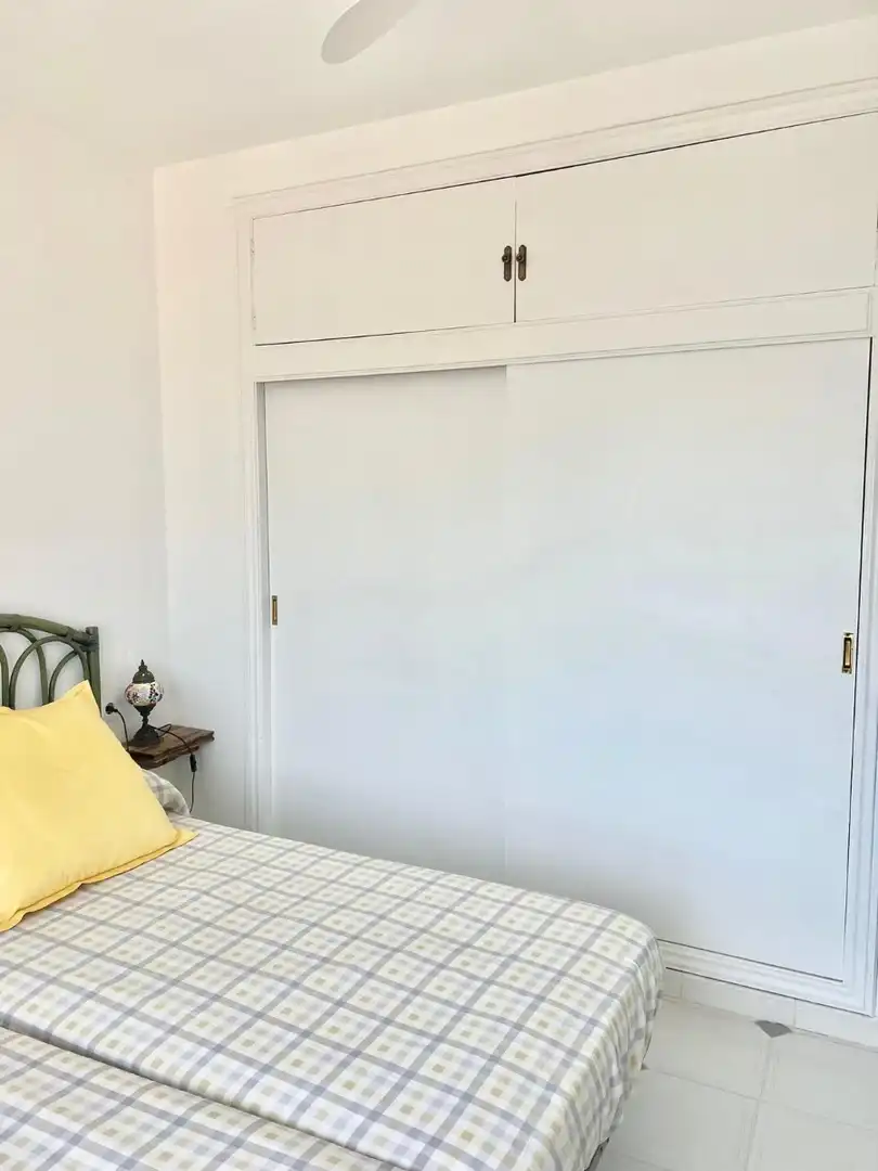 Dormitori de Apartament de lloguer en La Manga del Mar Menor amb Calefacció, Terrassa i Moblat
