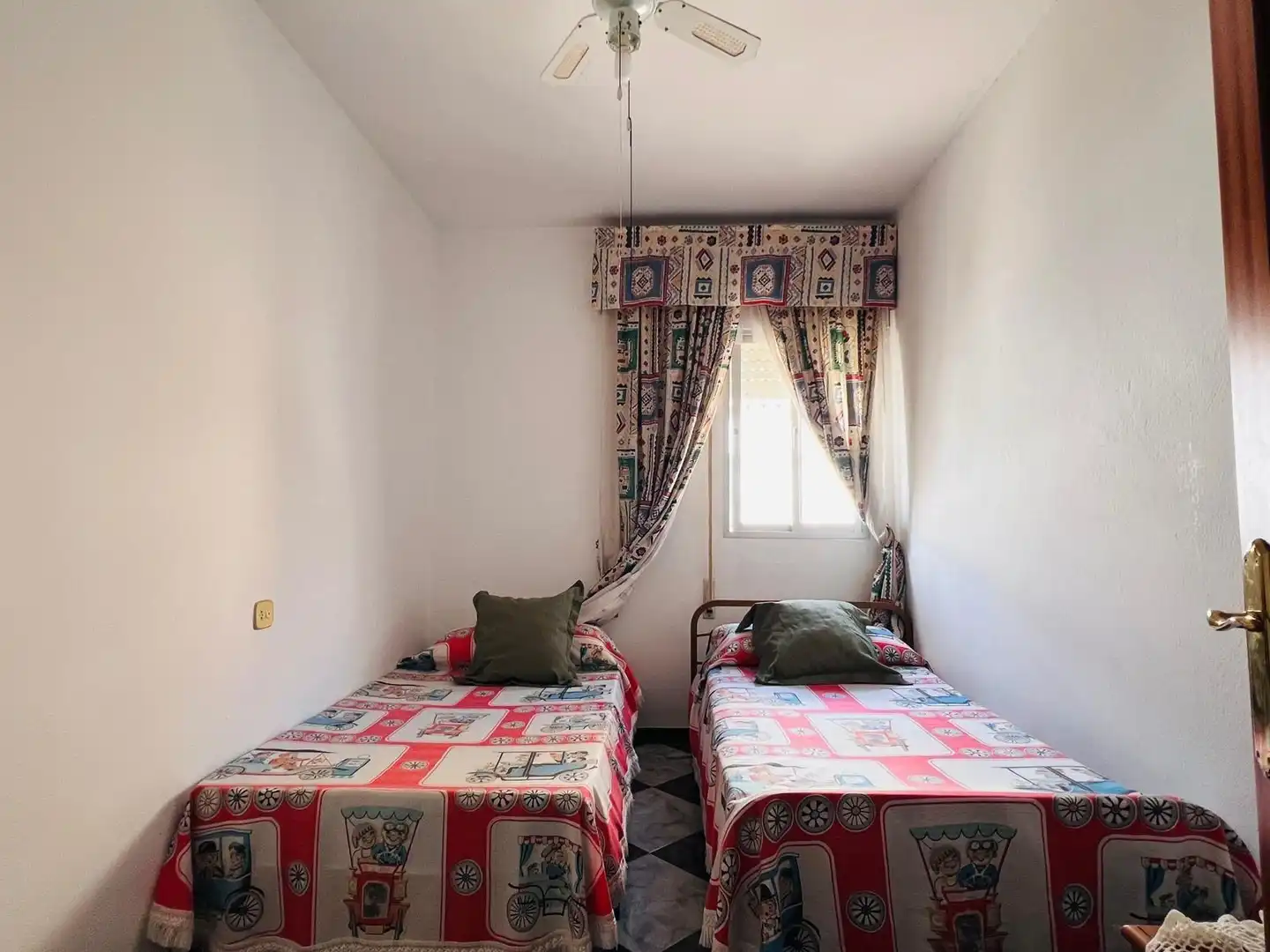 Schlafzimmer von Einfamilien-Reihenhaus zum Verkauf in Los Barrios