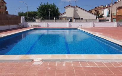 Piscina de Casa adosada en venda en Torredembarra amb Calefacció, Jardí privat i Terrassa