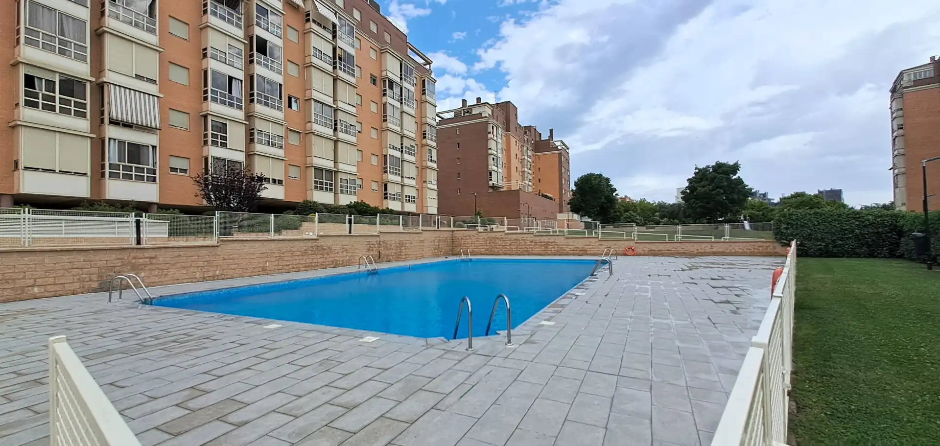 Swimming pool of Flat for sale in Madrid  with Air Conditioner, Heating and Terrace