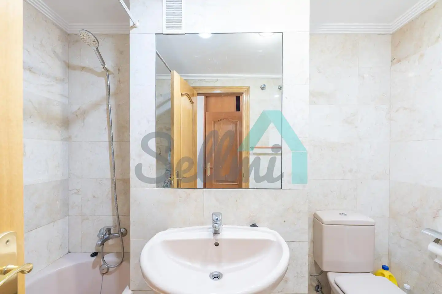 Bathroom of Flat for rent in Oviedo   with Heating, Parquet flooring and Furnished