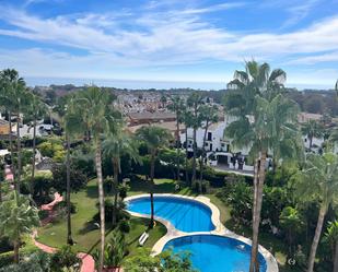 Vista exterior de Apartament en venda en Benahavís amb Aire condicionat, Terrassa i Piscina