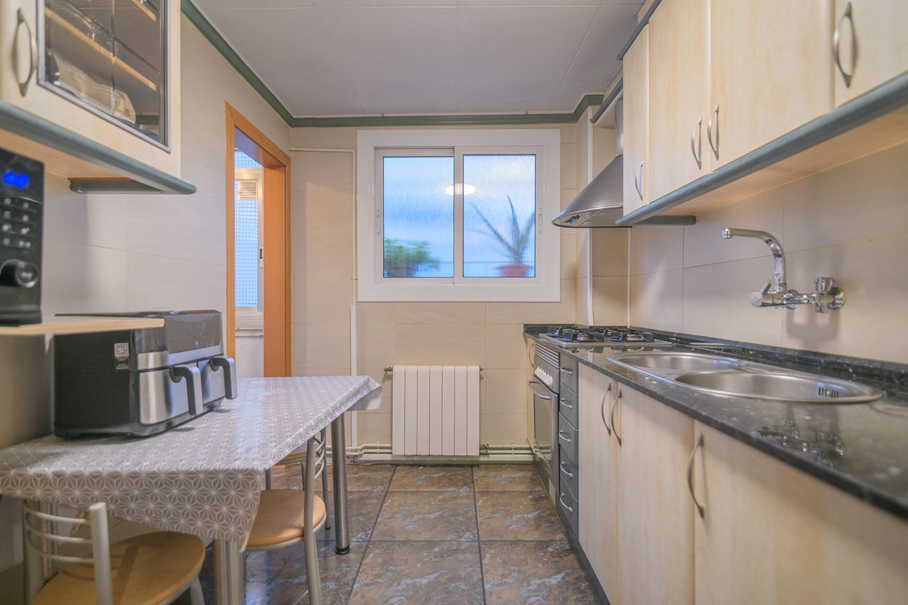 Kitchen of Flat for sale in Cornellà de Llobregat  with Air Conditioner, Heating and Oven