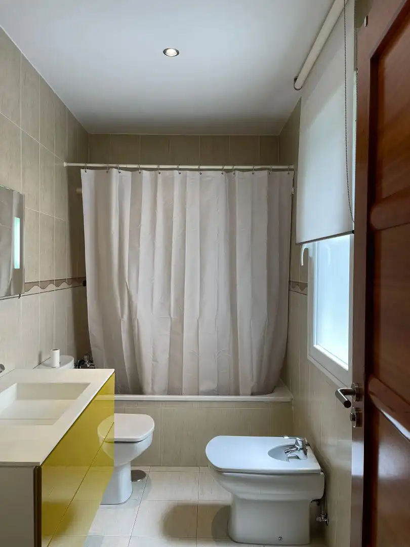 Badezimmer von Wohnung zur Miete in Plasencia mit Klimaanlage, Heizung und Möbliert