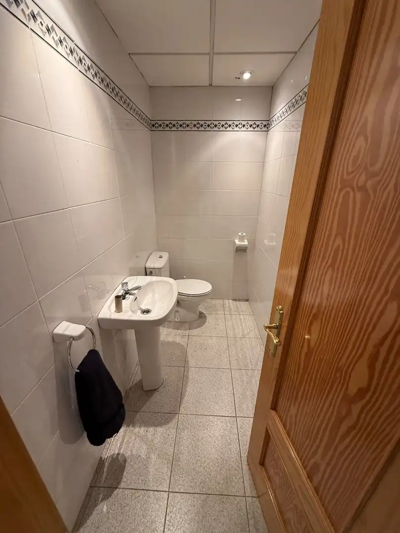 Badezimmer von Fabrikhallen zur Miete in  Logroño