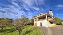 Vista exterior de Casa o xalet en venda en Camargo amb Calefacció, Jardí privat i Terrassa