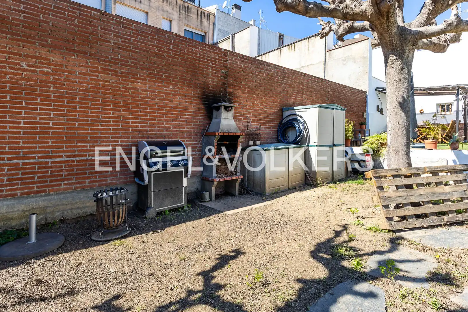 Vista exterior de Casa o xalet en venda en Mataró amb Aire condicionat, Calefacció i Jardí privat